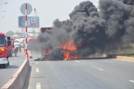 Cao tốc Long Thành – Dầu Giây ùn tắc kéo dài vì xe container bốc cháy