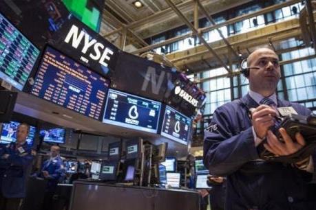 Phố Wall đỏ sàn khi dầu chạm "đáy" mới