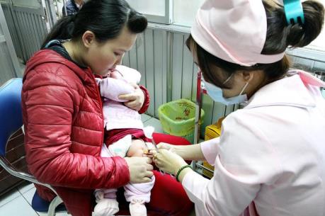 Hà Nội: Nhọc nhằn đăng ký tiêm vắc xin Pentaxim qua mạng