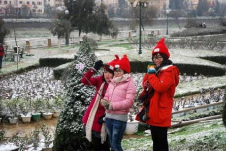 Hơn 10.000 lượt khách đổ lên Sa Pa ngắm tuyết