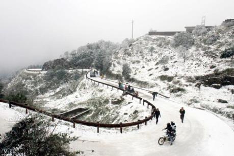 Băng tuyết vẫn phủ trắng nhiều nơi vùng núi phía Bắc