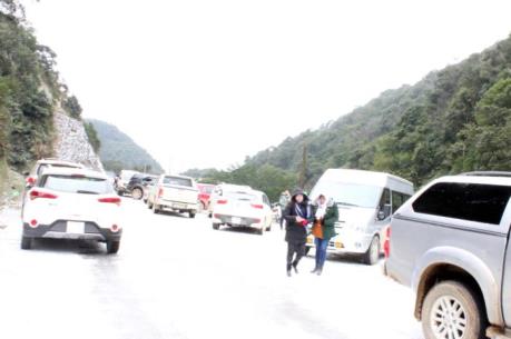 Hàng nghìn du khách vẫn đổ về đỉnh Phja Oắc ngắm tuyết rơi