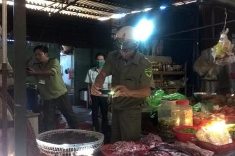 Phát hiện gần 200 kg thịt trâu bò bốc mùi hôi thối