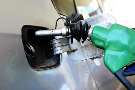 Dự trữ dầu tại Mỹ tăng cao kỷ lục, giá “vàng đen” đi xuống