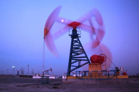 Giá dầu Brent tiến sát mốc 35 USD/thùng