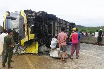 Lật xe khách trên Quốc lộ 1A, 19 người bị thương