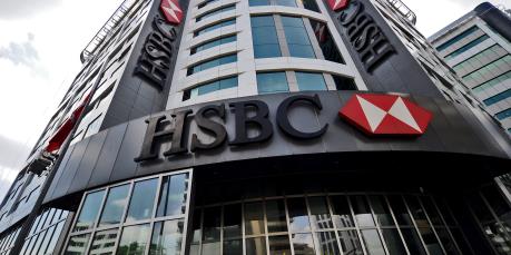HSBC "đóng băng" tuyển dụng và không tăng lương