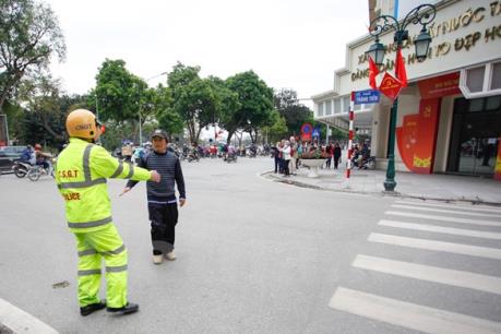 Hà Nội xử phạt người đi bộ vi phạm luật giao thông