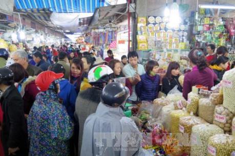 Nhộn nhịp gian hàng bình ổn giá