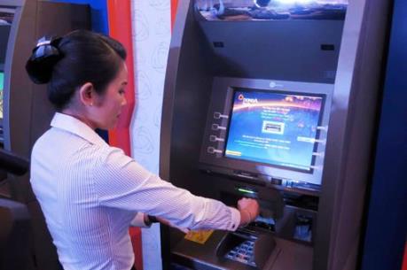 Chật vật rút tiền Tết qua ATM