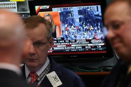 Sắc đỏ tràn ngập các thị trường chứng khoán toàn cầu tuần qua