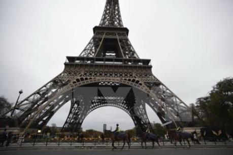 Du khách vẫn đổ đến Paris sau vụ tấn công khủng bố