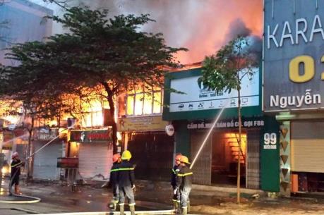 Cháy lớn thiêu rụi 6 ki ốt vào sáng sớm 4 Tết