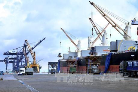 Ba tàu container quốc tế "xông" cảng Cái Lân