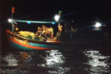 Đà Nẵng: Toàn bộ thuyền viên tàu QNg 94499TS bị nạn trên biển đã về đất liền an toàn