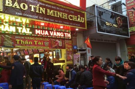 Nhộn nhịp không khí mua vàng cầu may trong ngày Vía Thần Tài