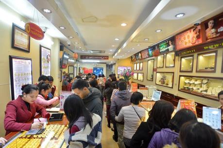 Mua vàng ngày thần tài: Tiệm vàng từ chối mua vào, khách "khát" vàng lẻ SJC