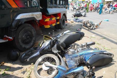 Xe tải mất lái làm 5 người thương vong