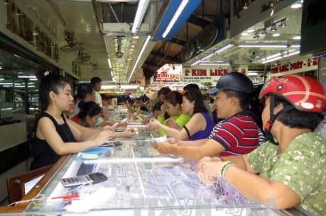 Rộn ràng xếp hàng mua vàng ngày “Vía Thần tài”