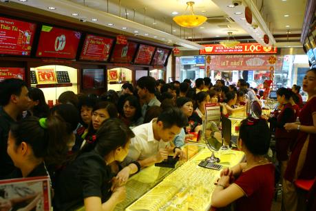 Giá vàng trong nước đắt hơn 800.000 đồng/lượng so với thế giới