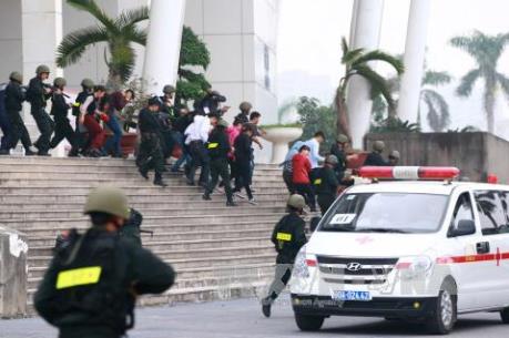 Bắt giữ đối tượng dùng dao khống chế học sinh