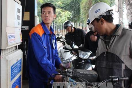 Giá xăng giảm tiếp gần 1.000 đồng/lít