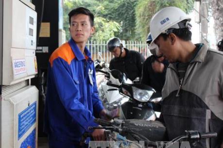 Giá xăng giảm tiếp gần 1.000 đồng/lít