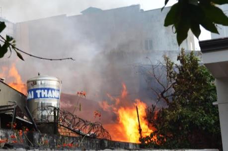 Cháy lớn thiêu rụi 6 ki ốt kinh doanh tạp hóa ở Tây Mỗ, Hà Nội
