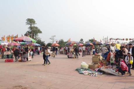 Nhếch nhác, phản cảm tại lễ hội đền Trần Thái Bình năm 2016