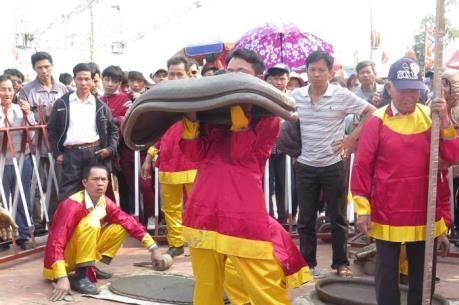 Hội thi pháo đất ở Lễ hội đền Trần-Thái Bình năm 2016