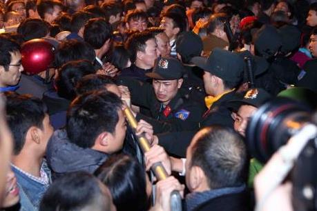 Hàng vạn người chen chân xin ấn đền Trần từ mờ sáng