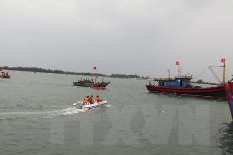 Phú Yên: Kịp thời cứu 4 ngư dân tàu cá bị chìm trên biển