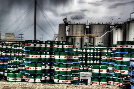 Dầu vẫn xuống giá do dư cung