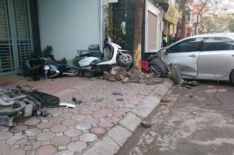 Hà Nội: Xe ô tô mất lái gây tai nạn làm 3 người tử vong