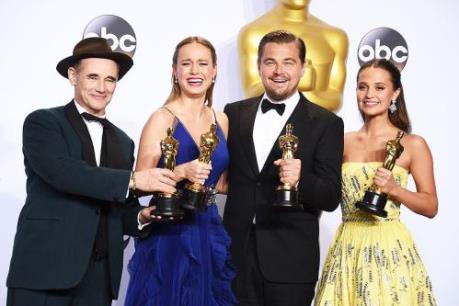 Oscar 2016: Leonardo DiCaprio lần đầu tiên chạm tay vào tượng vàng