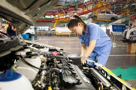 Sản xuất công nghiệp Trung Quốc giảm xuống mức thấp nhất trong 4 năm