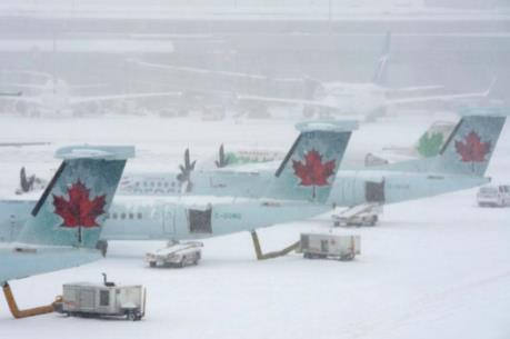 Hàng trăm chuyến bay bị hủy do bão tuyết dữ dội tại Canada