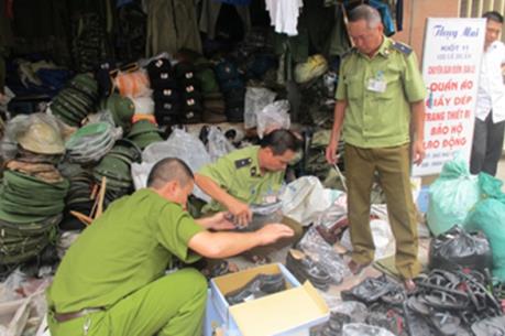 Hà Nội: Phát hiện 6 điểm kinh doanh trái phép quân tư trang