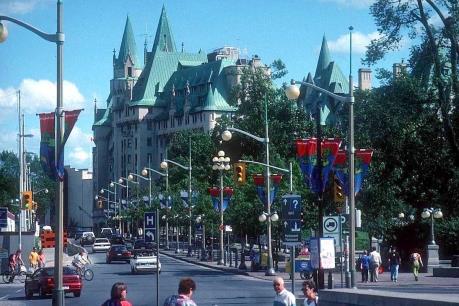 Canada xoá bỏ quy chế tạm trú cho diện vợ chồng bảo lãnh