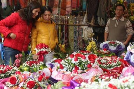 Náo nhiệt thị trường quà tặng ngày 8/3