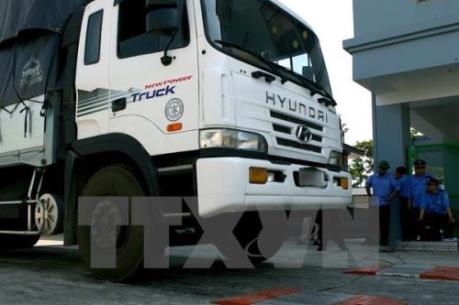 Cưỡng chế xe tải “nằm ăn vạ” tại Trạm cân Bình Định