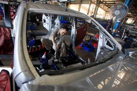 Sức tiêu thụ xe ô tô tô giảm gần một nửa trong tháng 2/2016