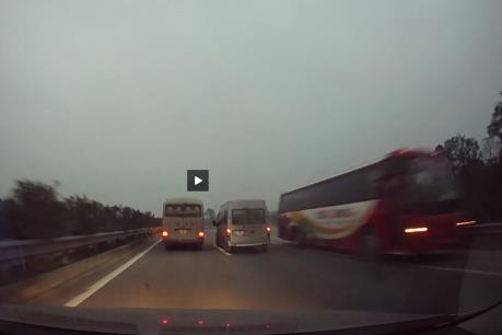 Xử lý nghiêm xe khách đi ngược chiều trên cao tốc Nội Bài – Lào Cai