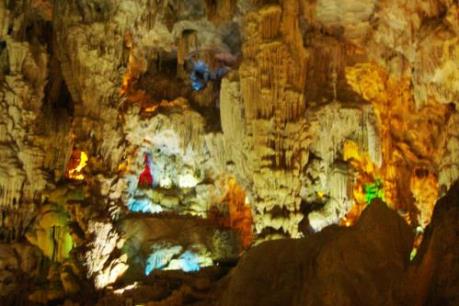 Quảng Ninh tạm dừng đón khách tại hang Đầu Gỗ trên Vịnh Hạ Long