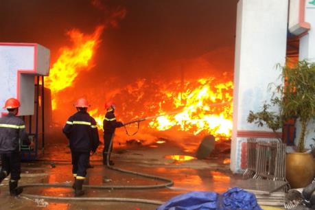 Đang cháy lớn tại Khu công nghiệp Quế Võ