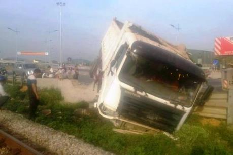 Xe tải mất lái đổ nghiêng lên đường sắt gây chậm tàu Bắc - Nam