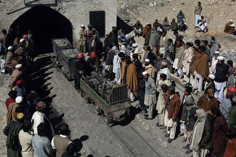 Sập mỏ than khiến hàng chục người thương vong và mắc kẹt ở Pakistan