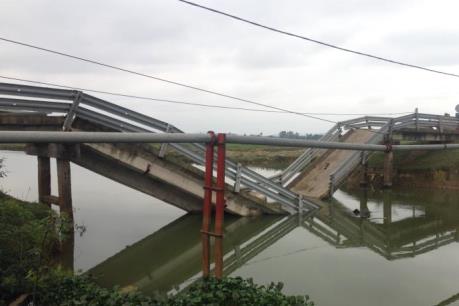 Trục vớt thành công chiếc sà lan bị chìm sau khi đâm sập cầu dân sinh ở Hà Tĩnh