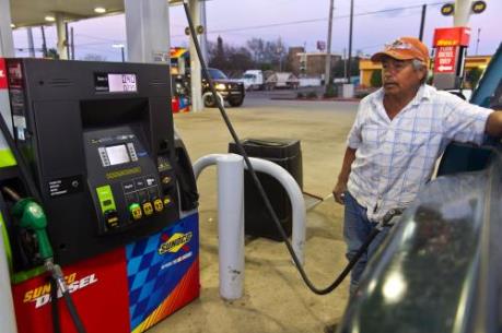 Giá dầu thô Mỹ lần đầu tiên trong năm vượt 40 USD/thùng