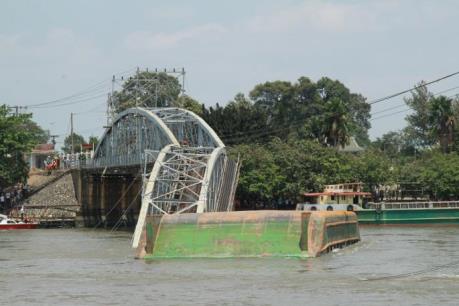 Đồng Nai: Sà lan đâm sập cầu Ghềnh